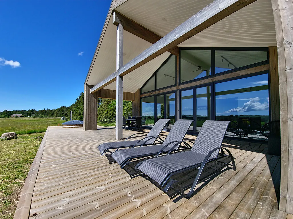 Covered terrace with loungers
